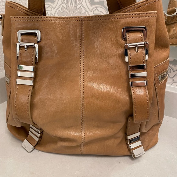MICHAEL KORS MK LEATHER
SHOUDER BAG - Picture 3 of 13